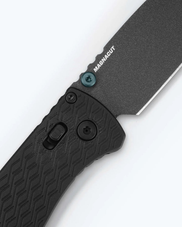 Benchmade Bugout - Black Aluminum Drop-point